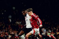 爱游戏在线-桑德兰下半场逆转，客场绝杀曼联