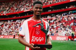 爱游戏登录-利物浦后卫亚诺普犀利抢断，带球发起反击