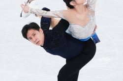 爱游戏-花样滑冰比赛中选手婉转飘逸取胜