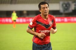 爱游戏官方登录入口-青年球员接受老将点拨，备战态度诚恳丝毫不懈怠