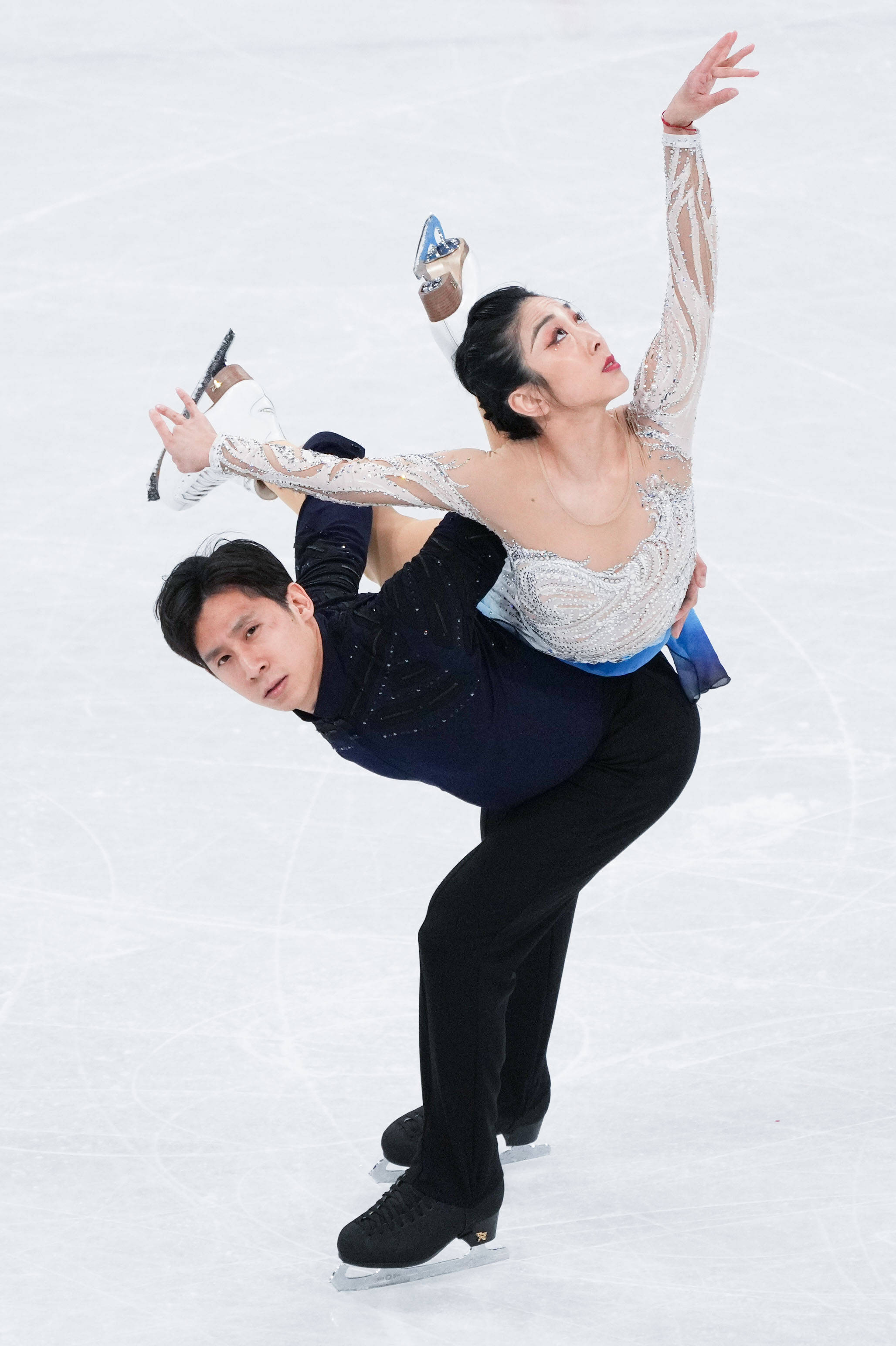 花样滑冰比赛中选手婉转飘逸取胜