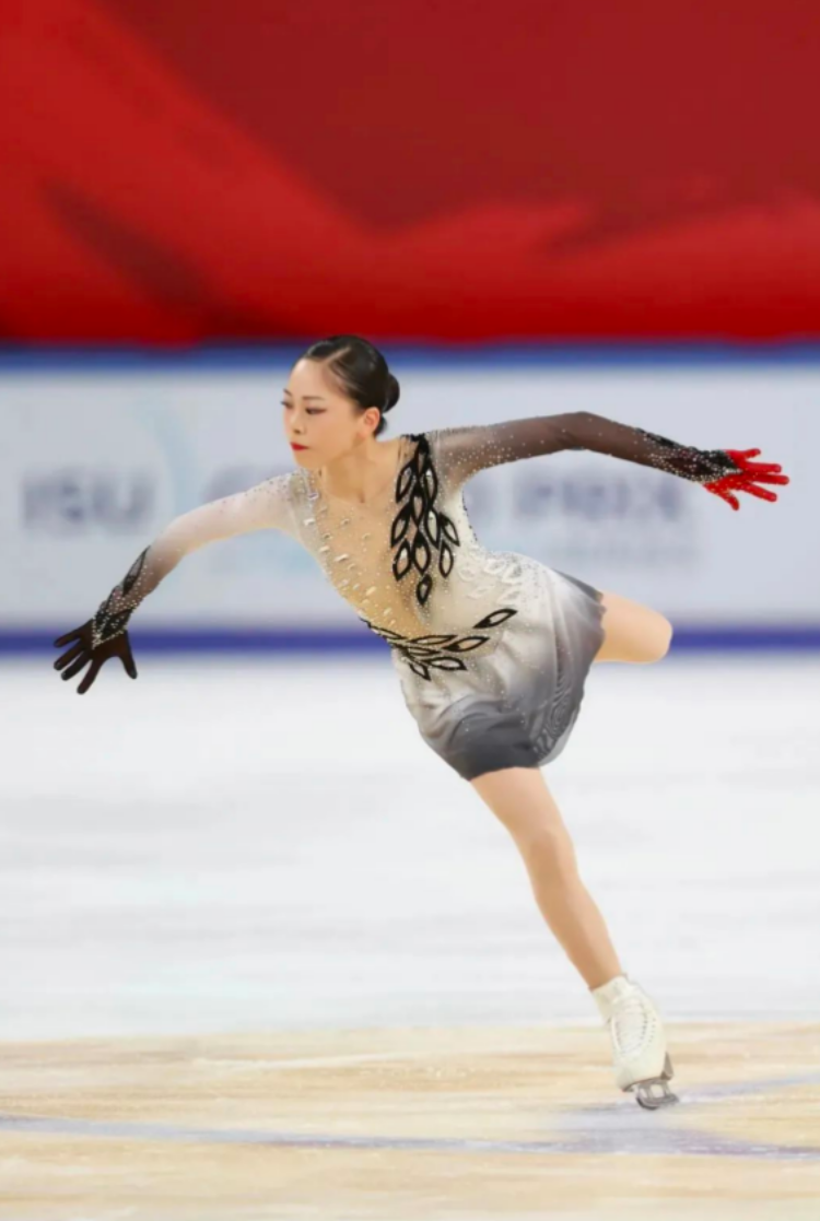 花样滑冰比赛中选手婉转飘逸取胜
