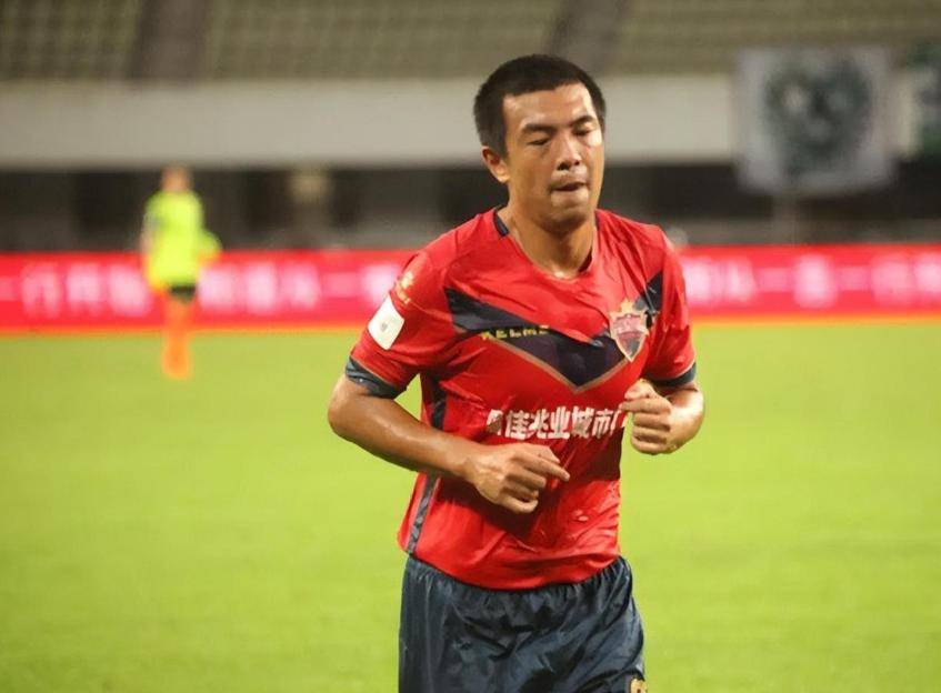 青年球员接受老将点拨,备战态度诚恳丝毫不懈怠 青年球员接受老将点拨,备战态度诚恳丝毫不懈怠