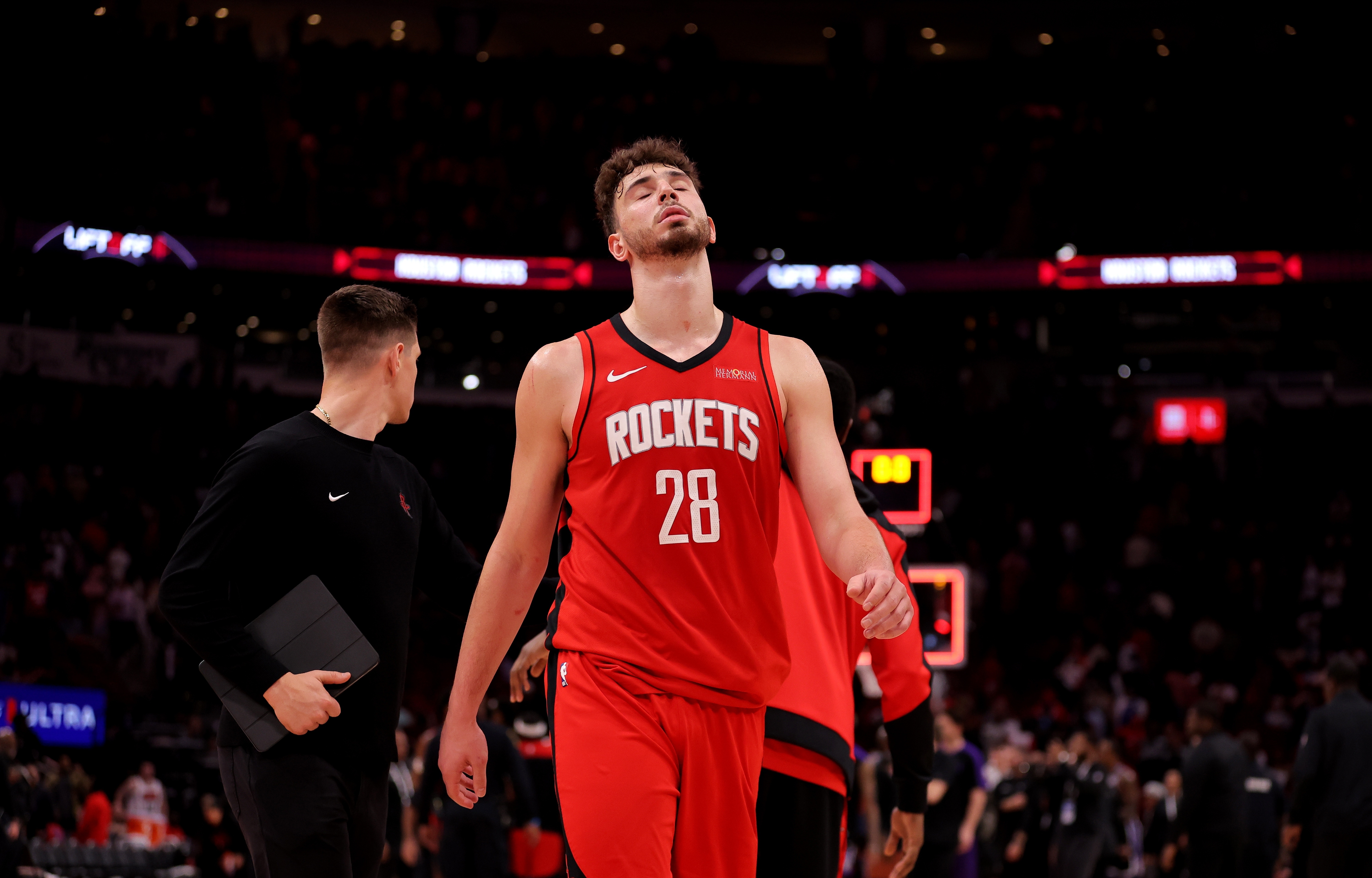 球员在比赛中误失绝佳得分机会 球员在比赛中误失绝佳得分机会