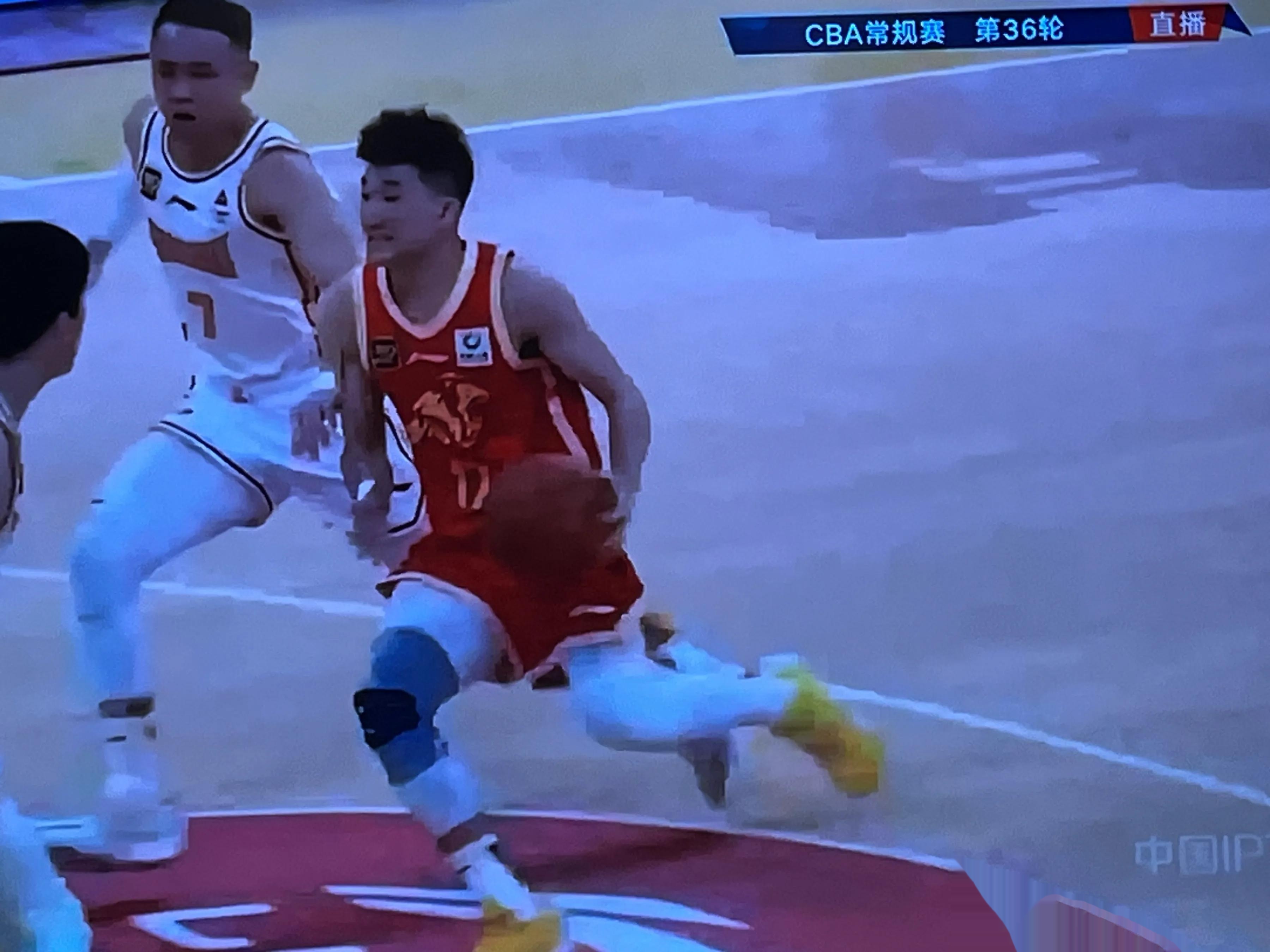 球员在比赛中误失绝佳得分机会 球员在比赛中误失绝佳得分机会