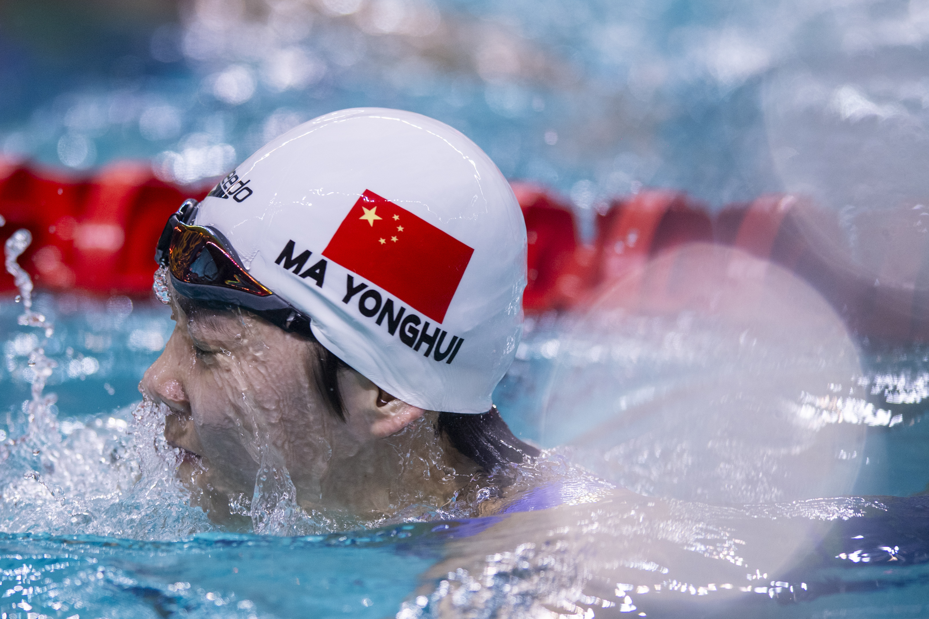 世界最高纪录刷新,轻松获得游泳冠军 世界最高纪录刷新,轻松获得游泳冠军